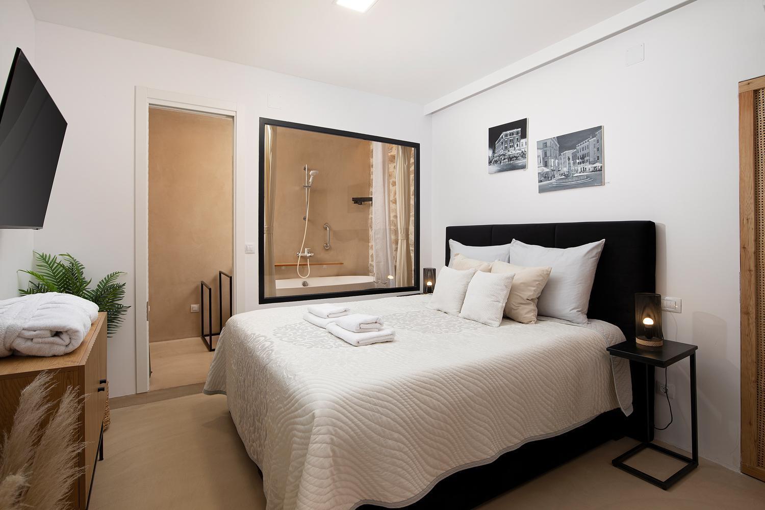 Deluxe Studio In City Center With Free Private Parking Ровінь Екстер'єр фото